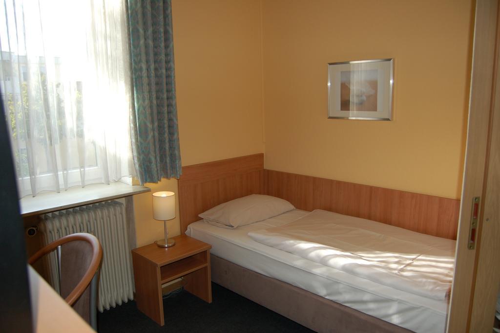 Hotel Adler Neulußheim Oda fotoğraf
