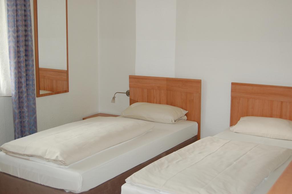 Hotel Adler Neulußheim Oda fotoğraf